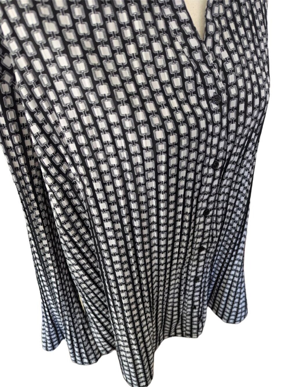 East 5th Black and White Geometric Pleated Button Down Blouse - Picture 6 of 12
